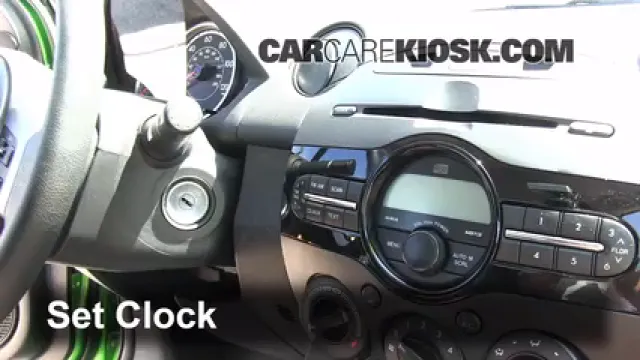 2012 Mazda 2 Touring 1.5L 4 Cyl. Hatchback (4 Door) Reloj Fijar hora de reloj